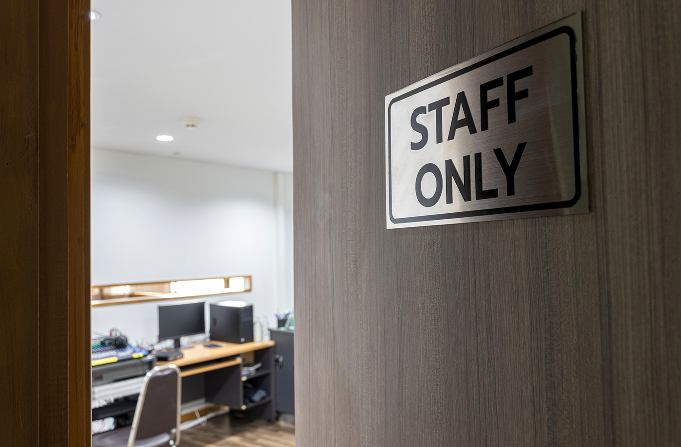 Comment choisir une plaque professionnelle ? Le guide complet
